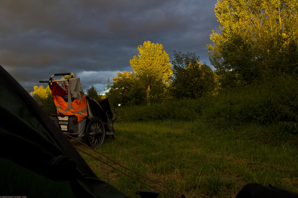 ﻿Somewhere nowhere. Wie camp on a hayfield somewhere near Marbach.