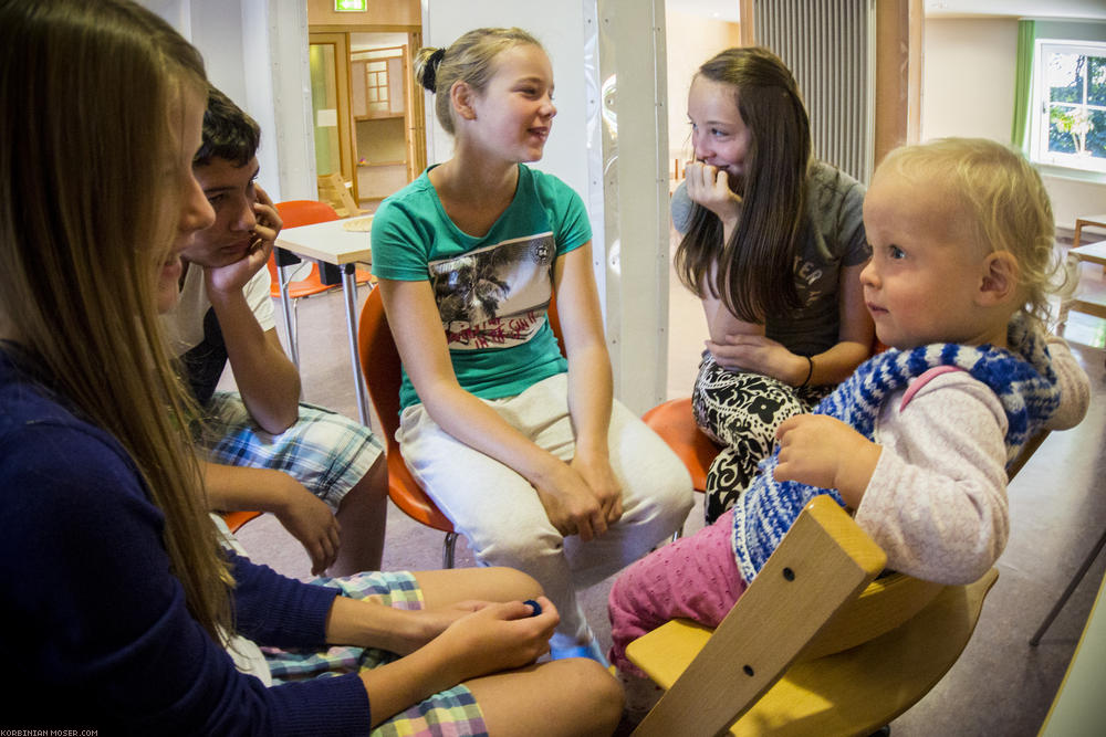 Fanclub. At the youth hostel, Mona finds some new friends. To one of the girls, Antonia, she has so much confidence that we parents can be for ourselves for some time.