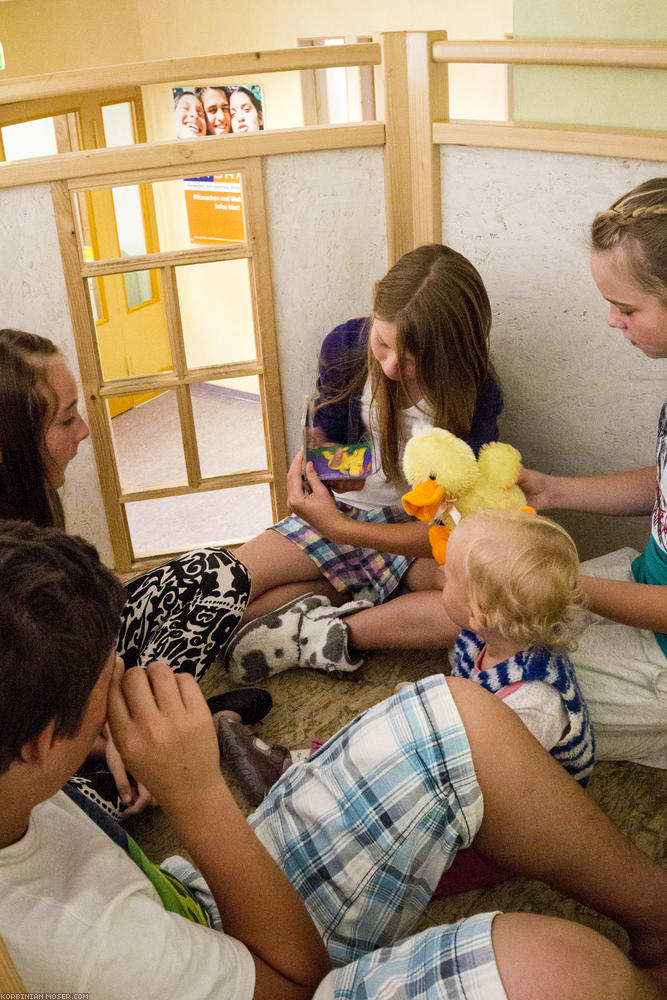 Fanclub. At the youth hostel, Mona finds some new friends. To one of the girls, Antonia, she has so much confidence that we parents can be for ourselves for some time.