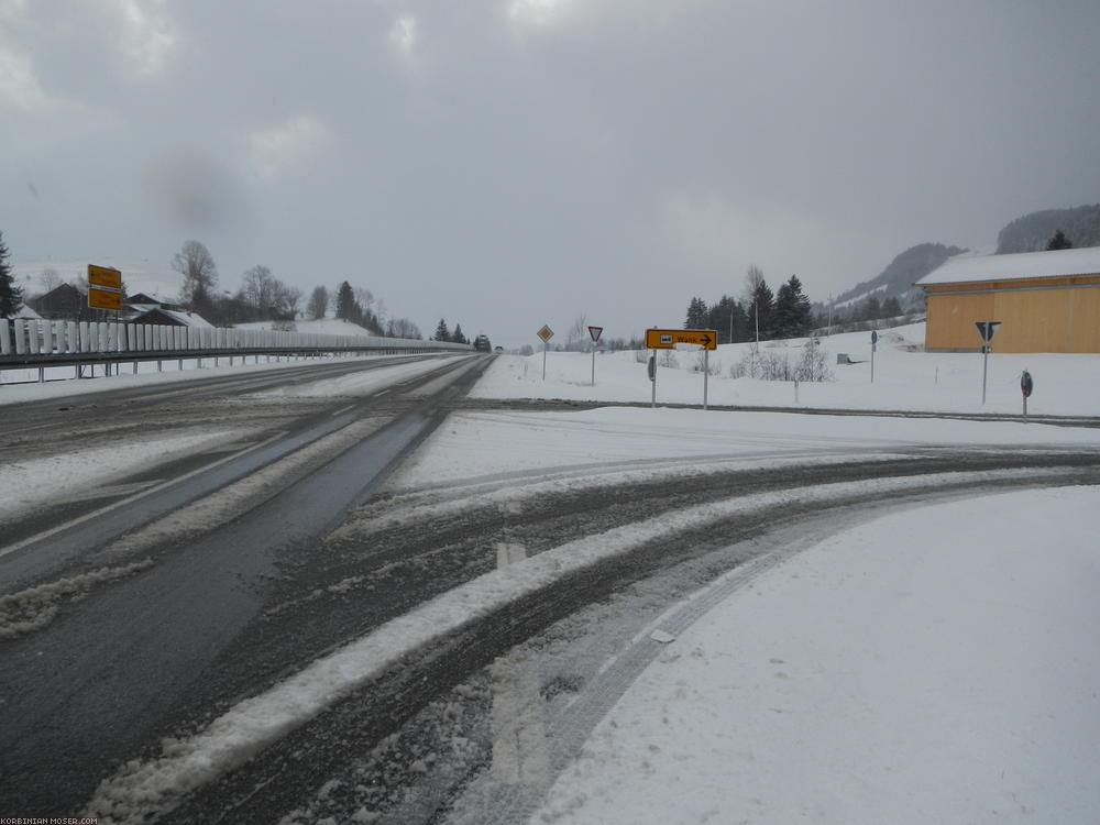 ﻿Snow falling. No problem, thanks to my good winter tires.