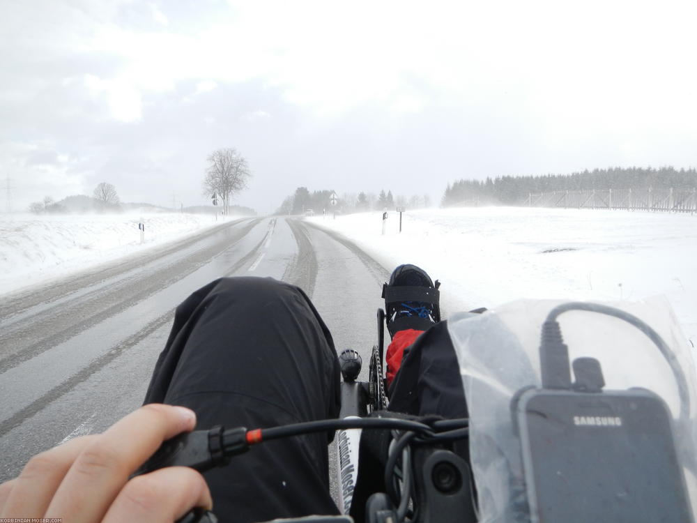 ﻿Snow falling. No problem, thanks to my good winter tires.