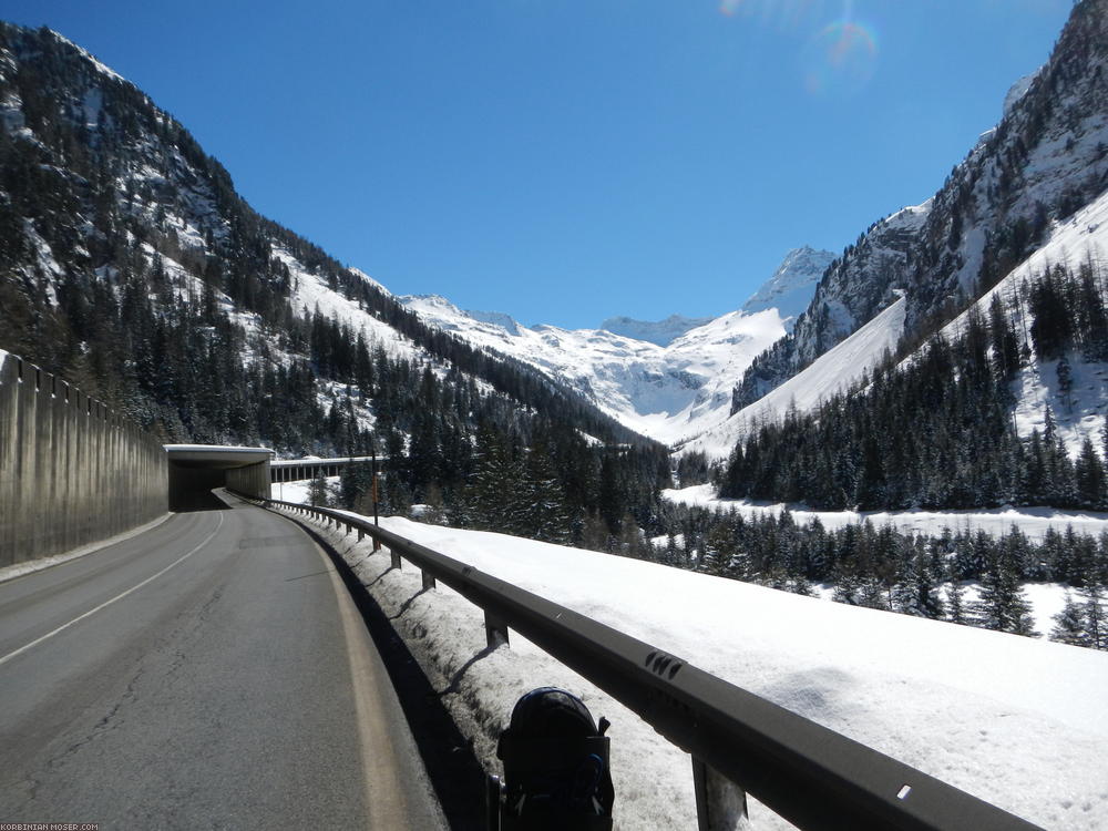 ﻿Zenith is near. Over there the mountains touch each other. Is this the tunnel entrance? Did I overlook the bicycle ban sign, and the sign with the telephone number of the shuttle service? Had it been covered by snow? By bike 5 km of tunnel is no fun.