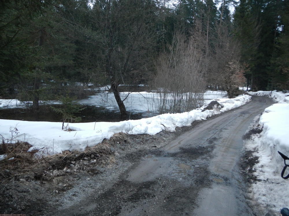 ﻿Rosegger Straße. I wouldn't have trusted this curvy-hilly mud path in the dawn. But it really lead me to Rosegg, where I found a place to sleep. Tent is no option tonight, because there will be snow-rain.