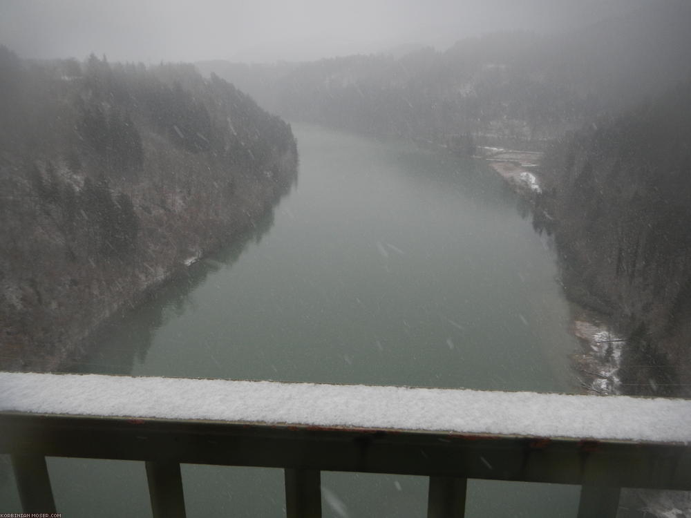 ﻿Double piece of luck. The tennis court hut was shortly before some of the most beautiful places of the Drava route. Would have been sad, to ride here in the darkness and see nothing.