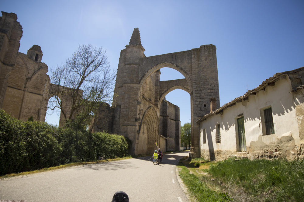 Camino de Santjátszó. Heavy-load pilgrimage in April-May 2014.