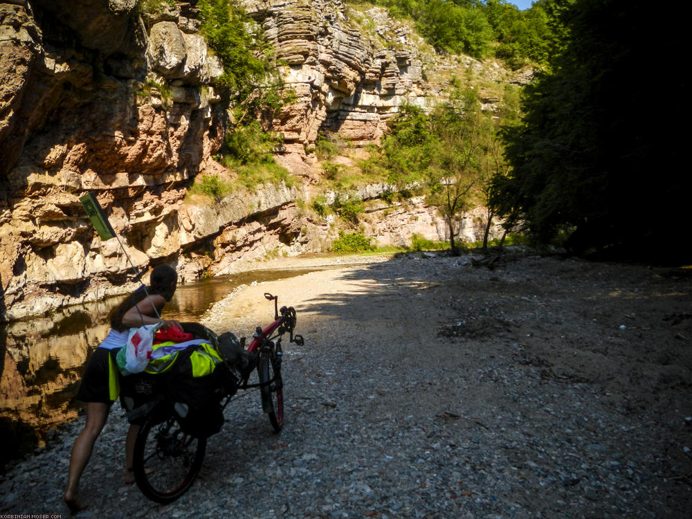 All reason despite we push the bikes through the creek, over a sand bank, and again through the Creek. Surprise: a trail continues. In the wrong direction, but still better than riding back.