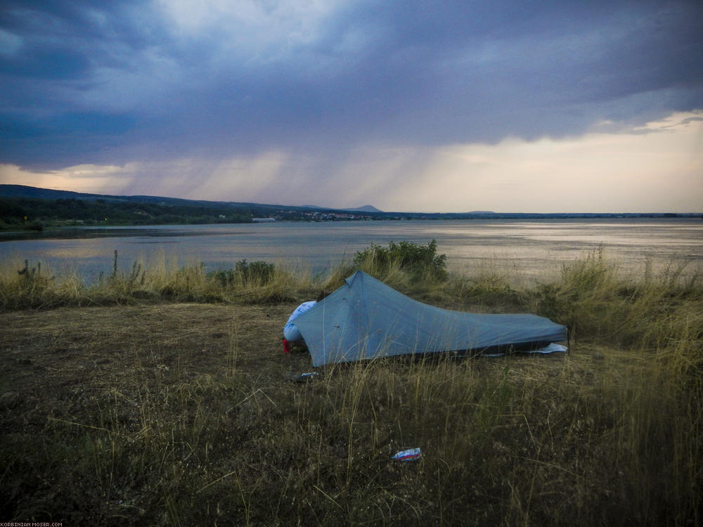 Quickly raise the tent before the rain comes.