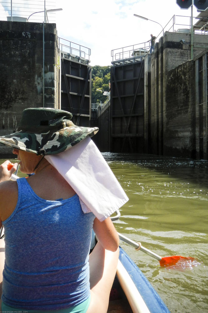 Finally the watergate opens. The guards had not seen us, because the canoes usually go downstream only.