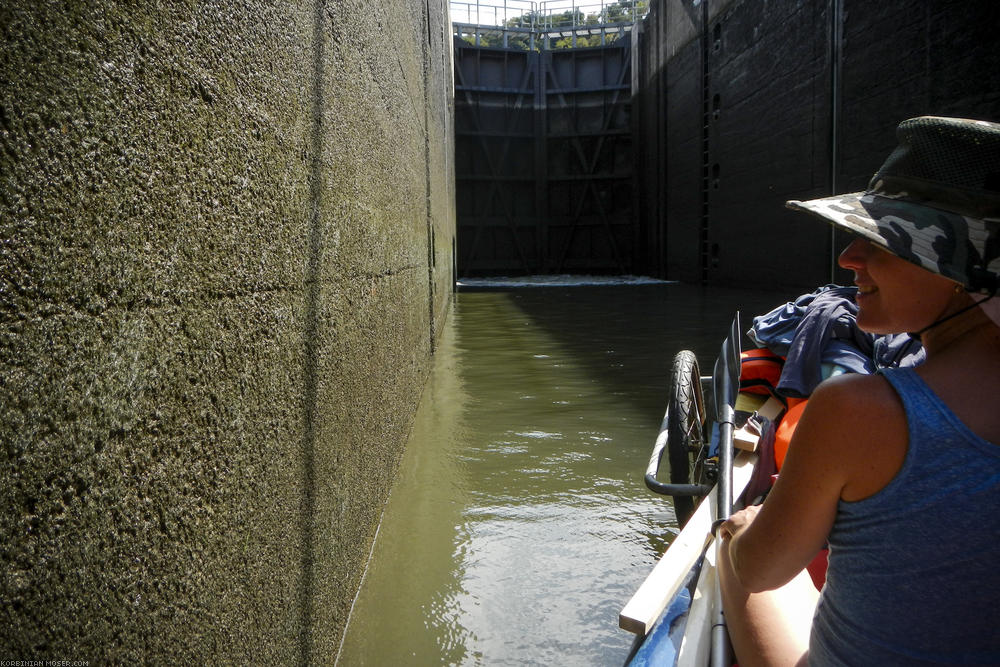 Finally the watergate opens. The guards had not seen us, because the canoes usually go downstream only.