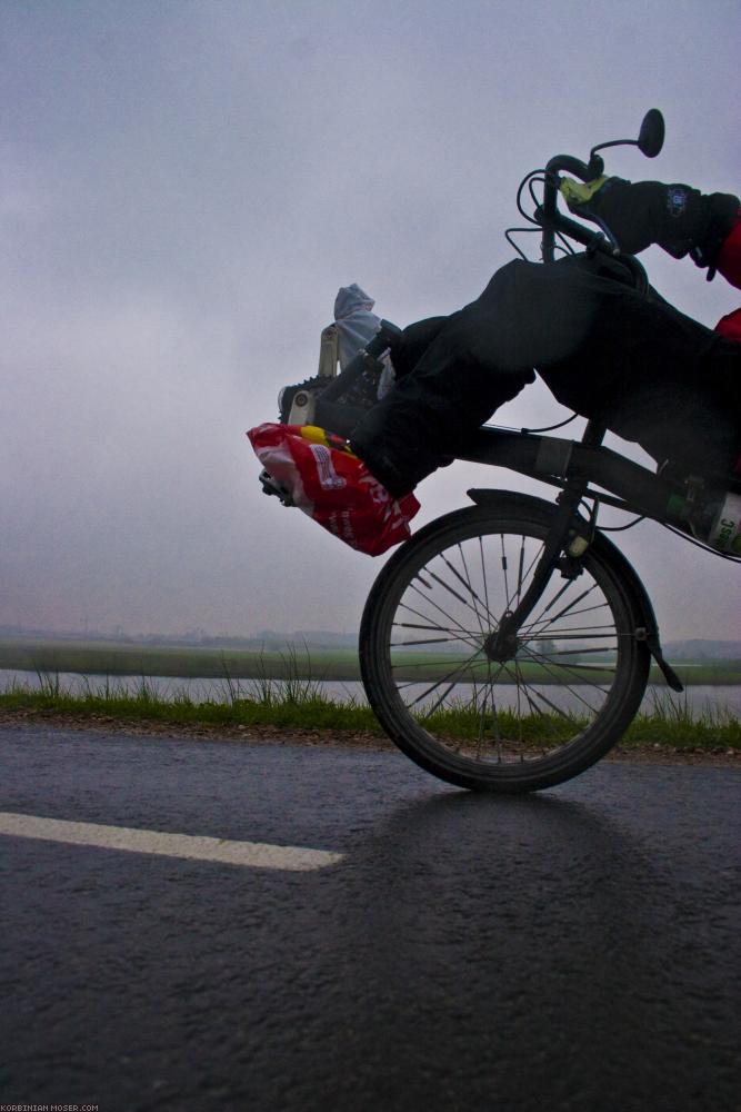 ﻿Benelux biciklitúra. A hideg, a szél és az eső ellenére. Húsvét 2010