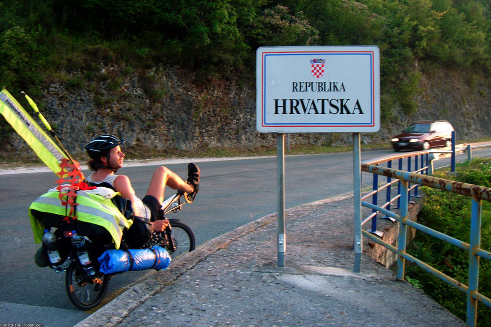 ﻿Horvátország. Megkezdődik az emelkedő. Az Alpok után már minden szerpentinen át tudunk siklani ;-)