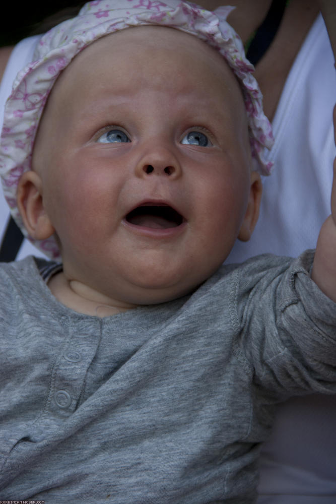 ﻿Pihenő egy pataknál.Mona arckifejezése, ha mi eszünk vagy iszunk. 