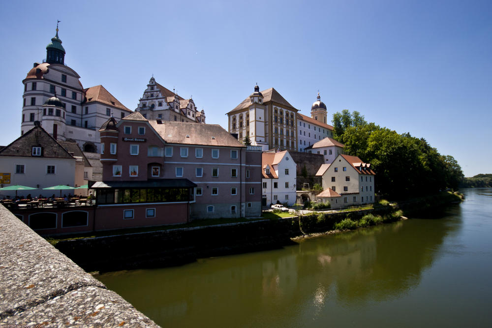 ﻿Dombok. A Duna völgyét elhagyjuk. Elérjük a Dunát Neuburg an der Donau városánál.