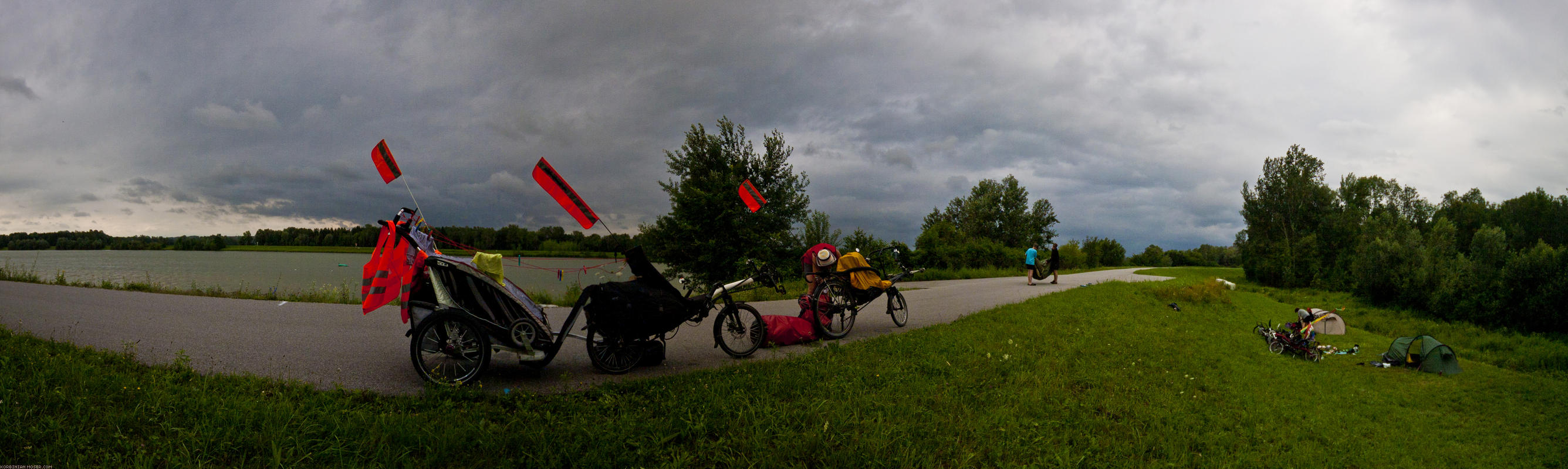 ﻿Heftiges Wetter. Nach kurzer Morgensonne ziehen bei stürmischem Wind rasch dunkle Wolken auf.