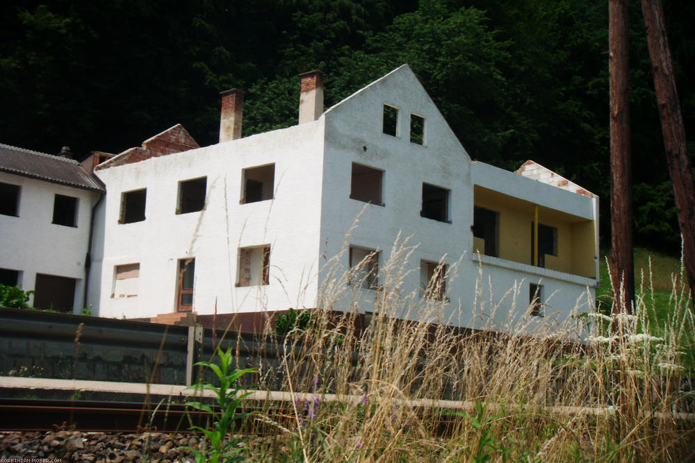 ﻿Geisterhaus. In dieser Region wurden zahlreiche Höfe und Dörfer ausgesiedelt, um Überschwemmungsgebiete für die Donau zu schaffen.