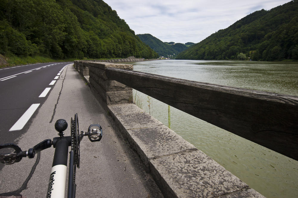 ﻿Das Donautal wird eng. Leider müssen wir einige Kilometer auf der Straße fahren.