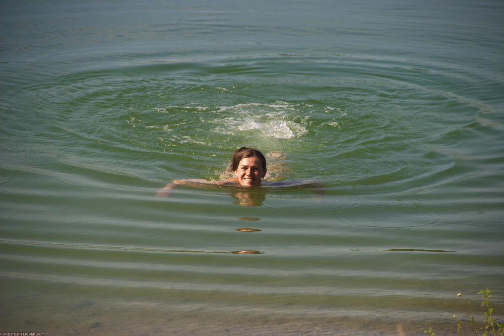 ﻿Erfrischend. Vor der Abfahrt Schwimmen im See. Weil das Zelten hier so super war, bezahlen wir beim Abfahren freiwillig den Badesee-Eintrittspreis.