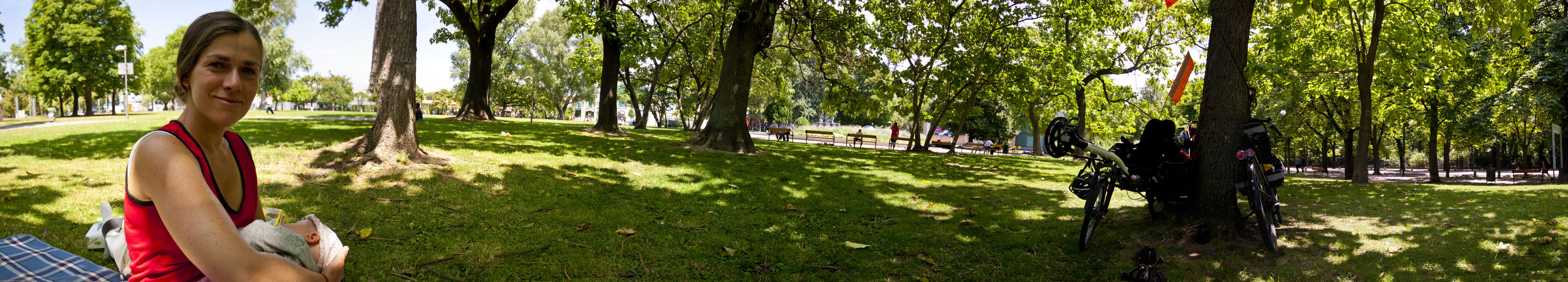 ﻿Beim Prater-Park. Hier ist ein schattiges Plätzchen, auf dem wir die Pause verbringen können.