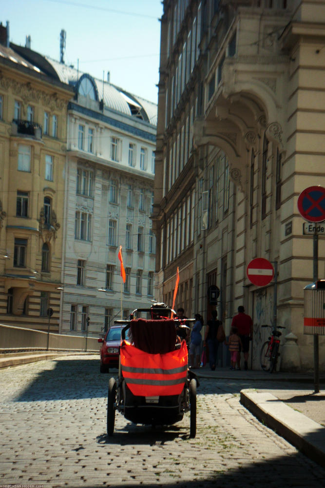 ﻿Wien. Erst nach einigen Kilometern Fahrradfahrt fängt es langsam an, etwas Altstadtlicher auszusehen.