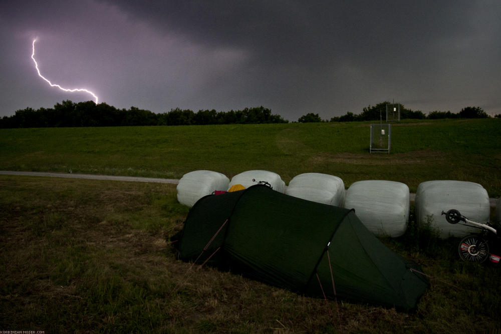 ﻿Wieder mal Gewitter. Korbinian ist es gelungen, einen Blitz zu fotografieren.