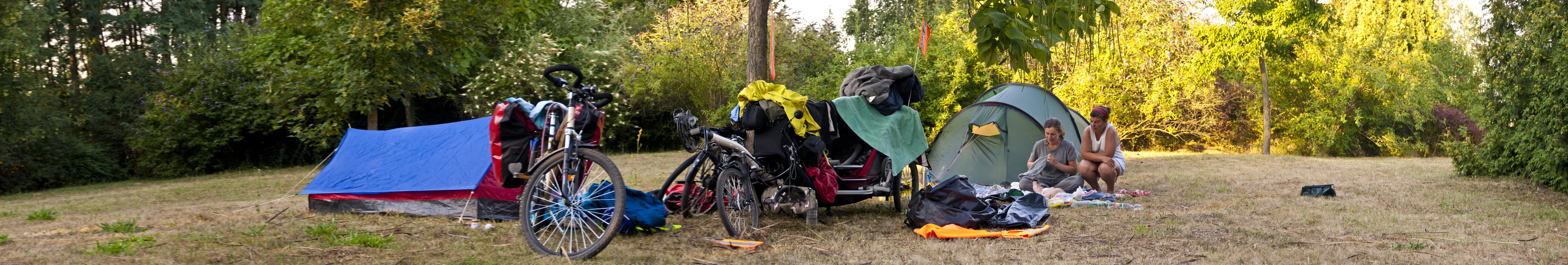 ﻿Szebb mint egy camping. A nemeskeresztúri temető melletti játszótéren verjük fel ma a sátrakat. Csodaszép zöld övezet ölel bennünket körül.