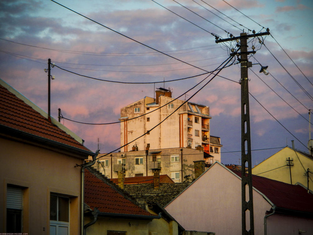 Alkonyatkor érkezünk Pančevo.